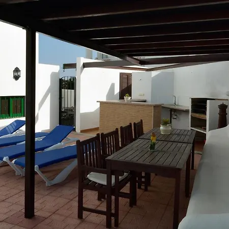 Вилла Puerto Del Carmen Sleeps 4 Pool Wifi Пуэрто дель Кармен